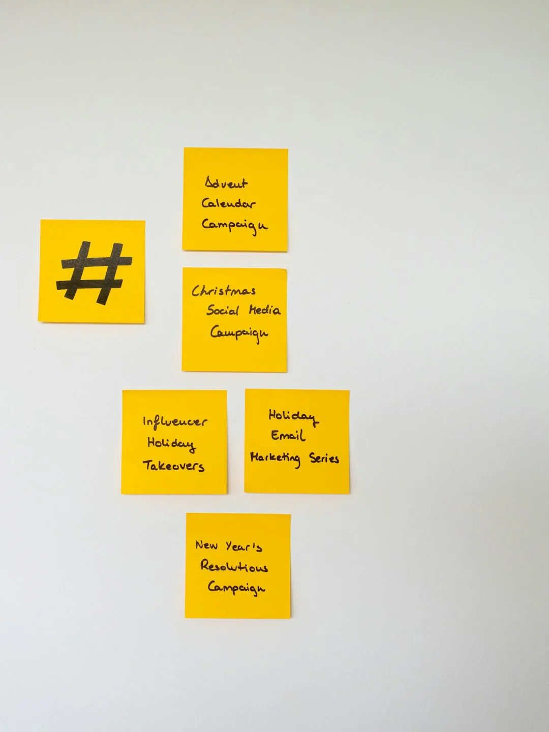 Flat lay de supports d’employer branding sur une table de bureau, mettant en avant le marketing et le design.